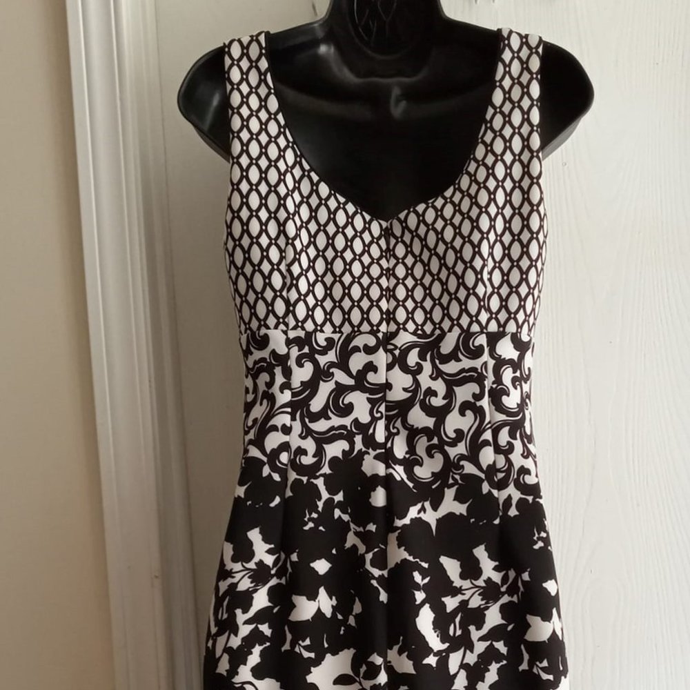 White House Black Market | Chic Symmetrical Sleeveless Dress - Picture 5 of 10